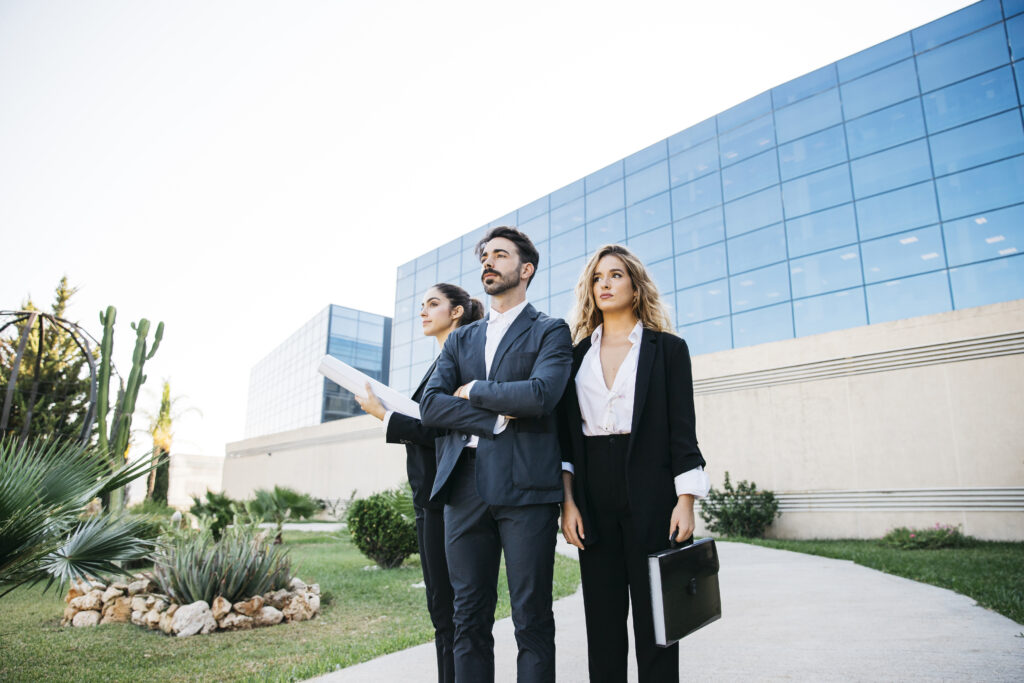 Empresarios exitosos que quieren garantizar su legado, optimizar utilidad y proteger su sociedad y a sus empleados